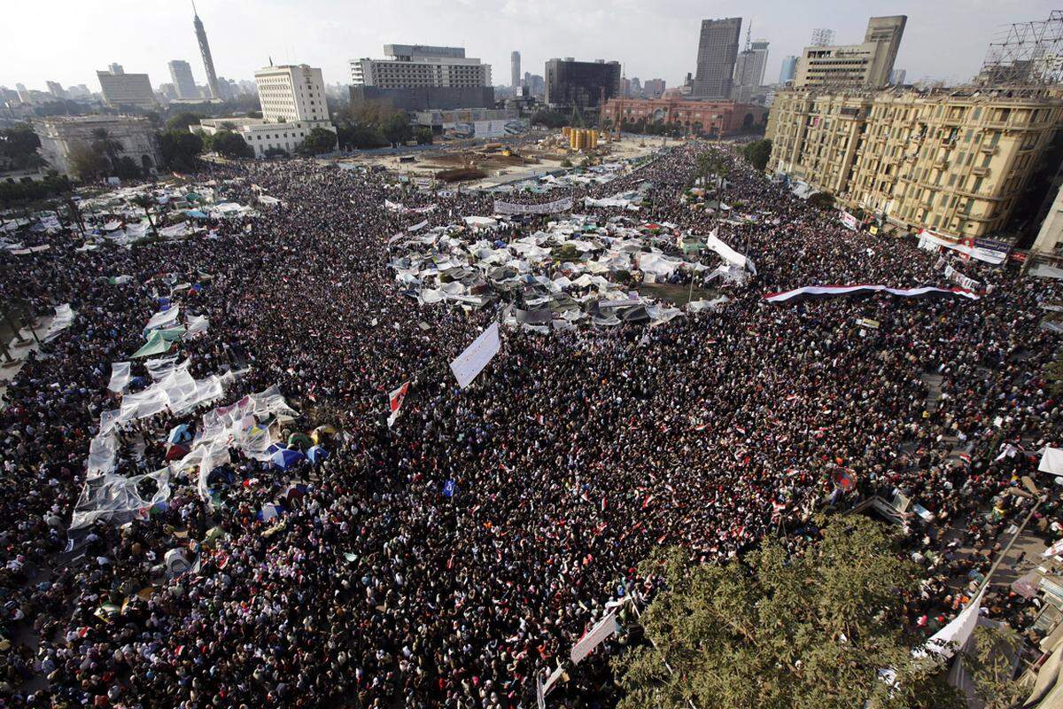 Trotz der Zugeständnisse gehen die Proteste weiter. Zigtausende Demonstranten fordern auf dem Tahrir-Platz in Kairo erneut den sofortigen Rücktritt Mubaraks.