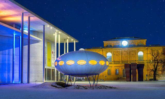 Dieses Objekt lässt sich identifizieren: ein „Futuro-Haus“ des finnischen Architekten Matti Suuronen vor den beiden Pinakotheken in München. 