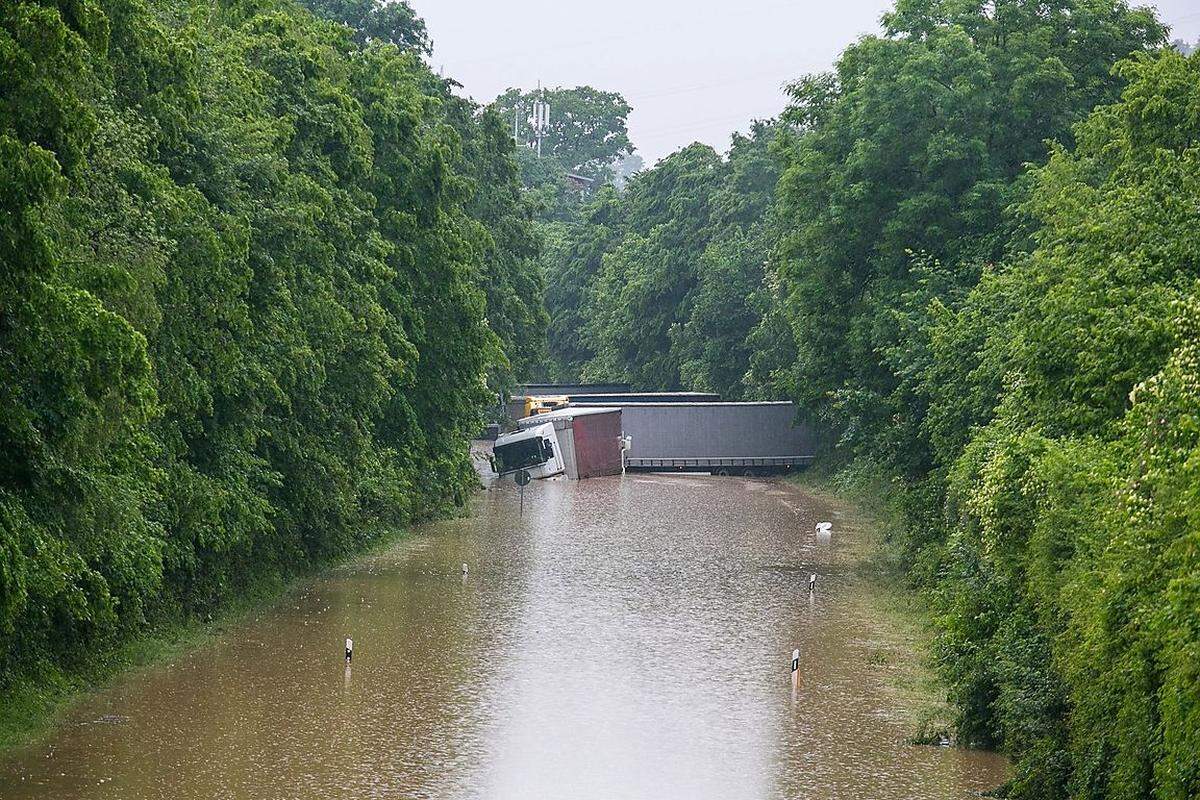 Im Südosten Bayerns im Landkreis Rottal-Inn erkärten einige Gemeinden den Katastrophenzustand. Das Wasser stand teilweise meterhoch. Selbst LKW wurden einfach hinweg gespült, weil die Wassermassen so schnell kamen.