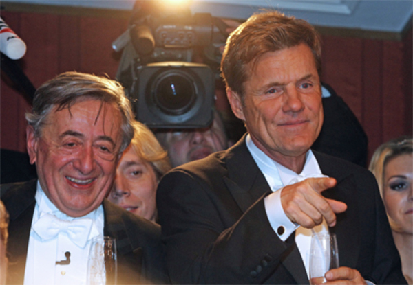 Mit seinen Promi-Einladungen war Lugner dem Opernballdirektor immer ein Dorn im Auge. Heuer wäre diese Tradition ohnehin fast geplatzt: Der Baumeister hatte Schauspielerin Lindsay Lohan eingeladen, doch deren Flieger konnte wetterbedingt nicht kommen. Im Bild: Richard Lugner und Dieter Bohlen