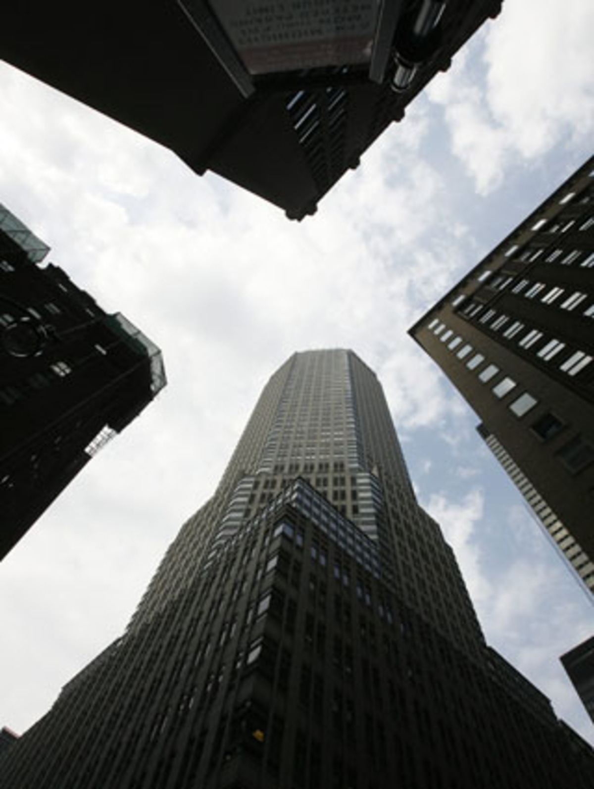 Diese Papiere haben in der Zwischenzeit massiv an Wert verloren. Sie stehen aber nach wie vor mit zweistelligen Milliardensummen in den Büchern so mancher Großbank.  Für die Wall Street rechnen Analysten von Goldman Sachs und anderen Häusern mit Wertverlusten von 15 bis 20 Milliarden Dollar allein im laufenden ersten Quartal 2008.