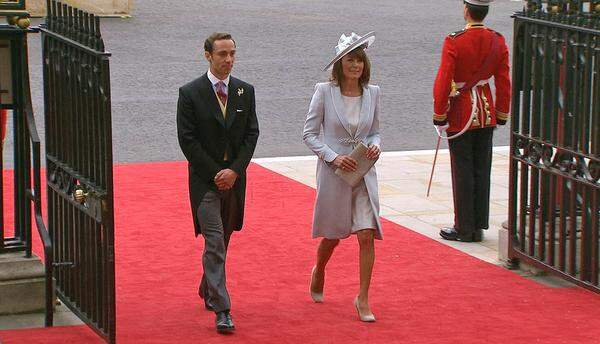 Kates Mutter Carole kam gemeinsam mit ihrem Sohn James.