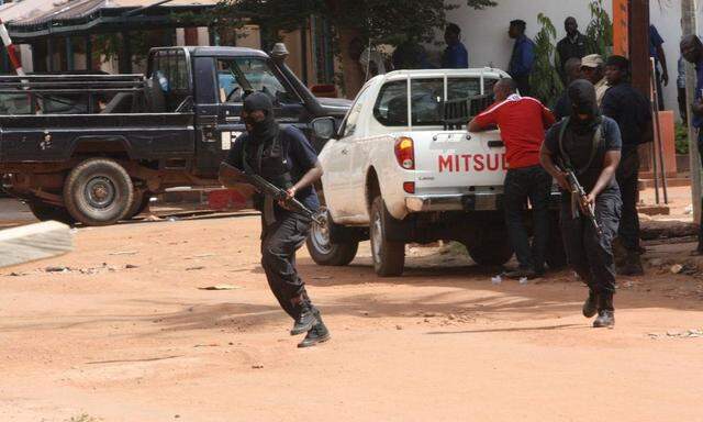 une scene d intervation des forces de l ordre Maliens ce vendredi 20 novembre devant l hotel Radison