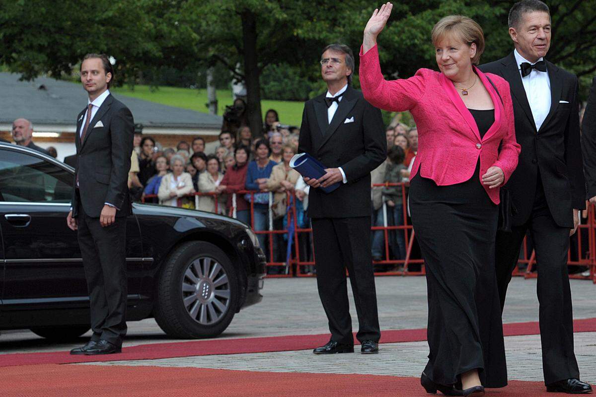 Wo der Außenminister, dort ist auch die Kanzlerin: Angela Merkel erschien mit Ehemann Joachim Sauer und in einem pinken Blazer.