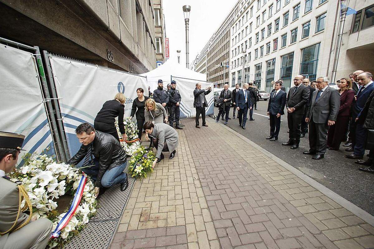 Der französische Premierminister Manuel Valls, Belgiens Premier Charles Michel and EU-Kommissions-Präsident Jean-Claude Juncker legten Kränze für die Opfer nieder.