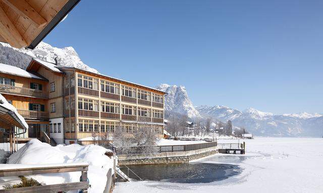 Am Grundlsee winterwandern: Schnell kommt man nicht voran – viele Lokalitäten lenken den Schritt ab. Hier das Seehotel Grundlsee mit seinem Seeplatz'l.