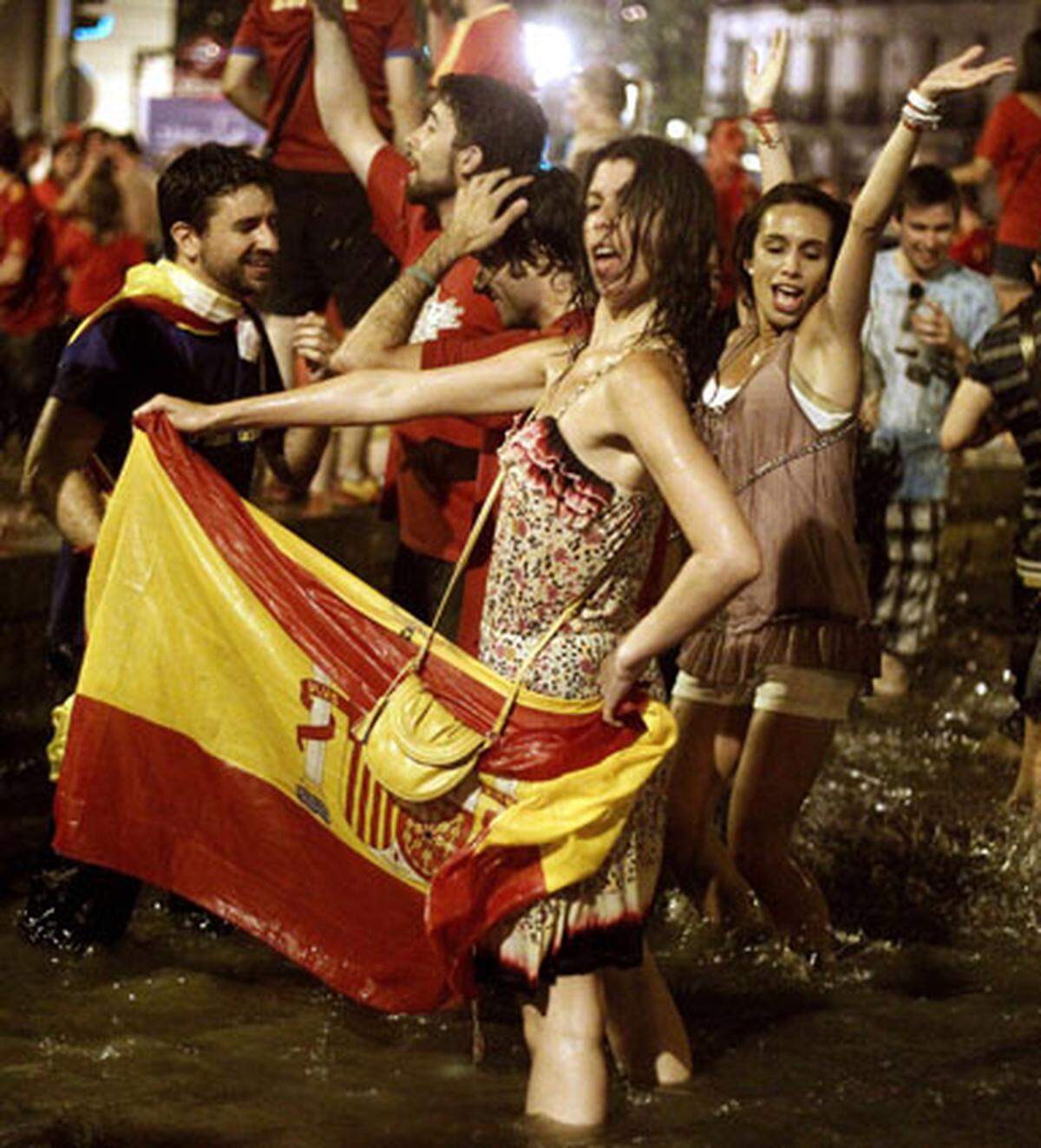 In Madrid suchten die spanischen Fans Abkühlung im Brunnen.