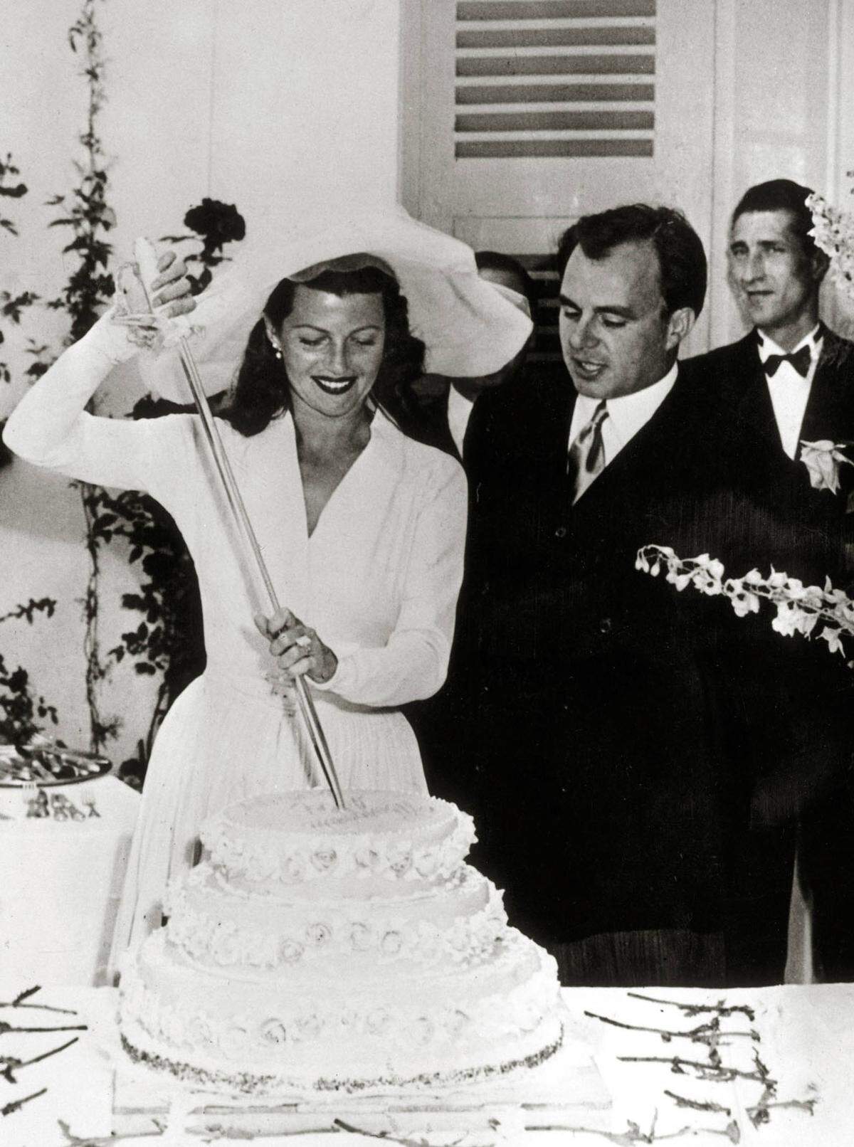 Nur vier Jahre hielt die Ehe von Filmstar Rita Hayworth mit Prinz Aly Khan, dem Sohn von Aga Khan III. (dem religiöse Führer von 20 Millionen ismailitischen Nizariten in 25 Ländern).    
