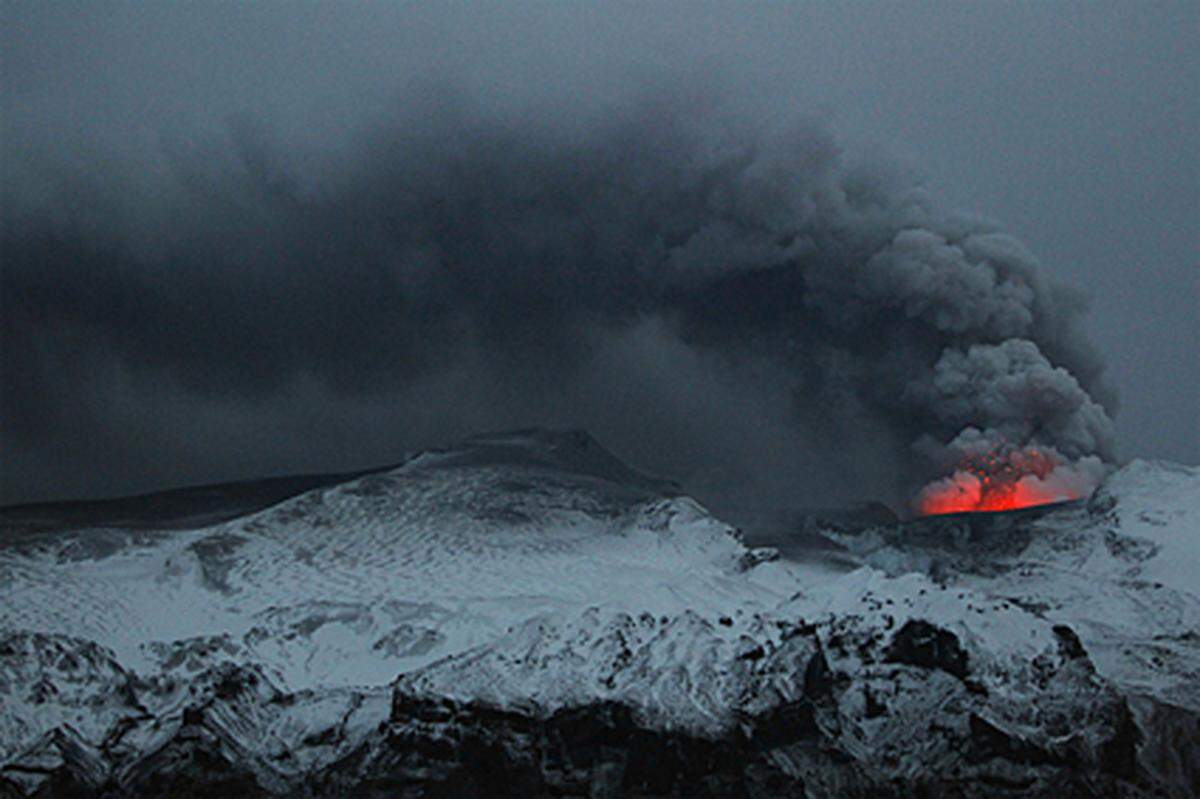 Sorge bereite den Menschen allerdings, dass im Gefolge des Eyjafjallajökull auch der benachbarte und wesentlich größere Vulkan Katla ausbrechen könnte.