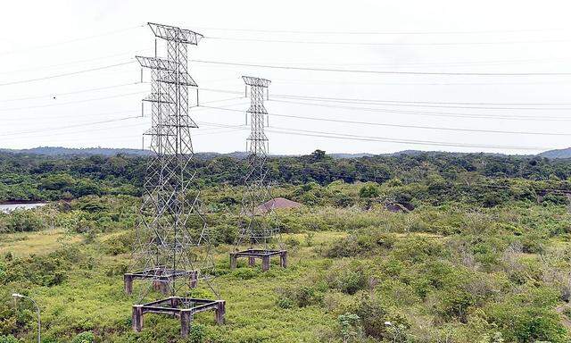 Strommasten der brasilianischen Stromversorgung im Amazonas.