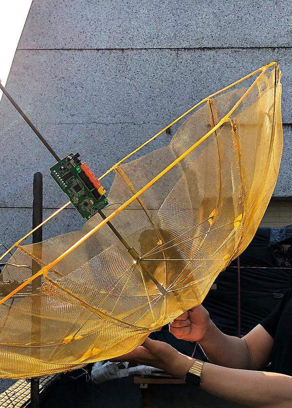 Zivilen Widerstand mit einem Netzwerk aus Regenschirmen übt Künstler Jung Hsu.