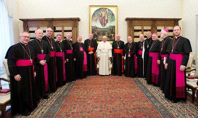  Papst Franziskus inmitten der österreichischen Bischöfe