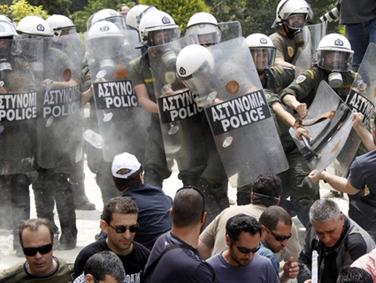 Im nördlichen Thessaloniki warfen nach Polizeiangaben mehrere junge Demonstranten Steine gegen Einsatzbeamte und auf Schaufenster.