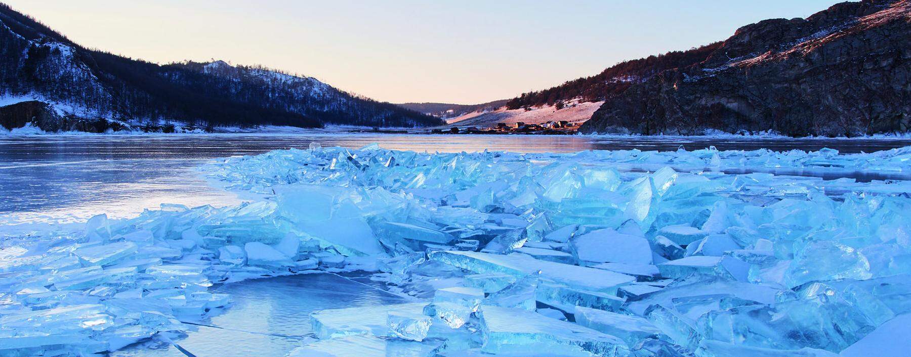 Eisbrocken im russischen Baikalsee, der nicht nur tief, sondern auch uralt ist.