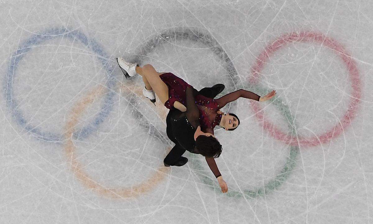 Kanada sichert sich Gold im Team-Bewerb der Eiskunstläufer.