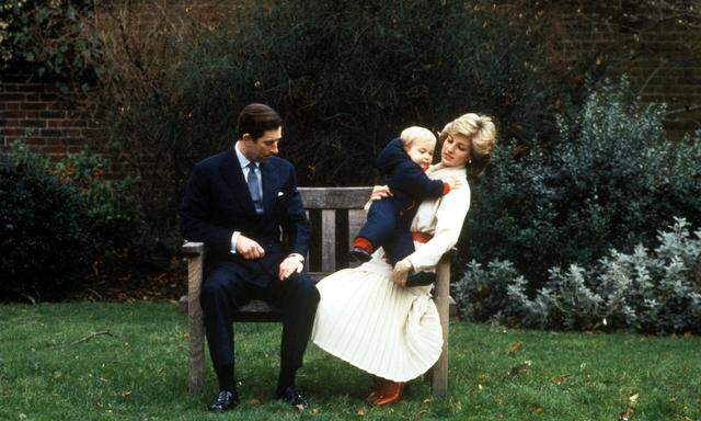 Prinzessin Diana mit ihrem Mann Prinz Charles von Wales Großbritannien und Sohn William