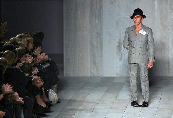 Der British Fashion Council wählt Galliano zum "Designer des Jahres".