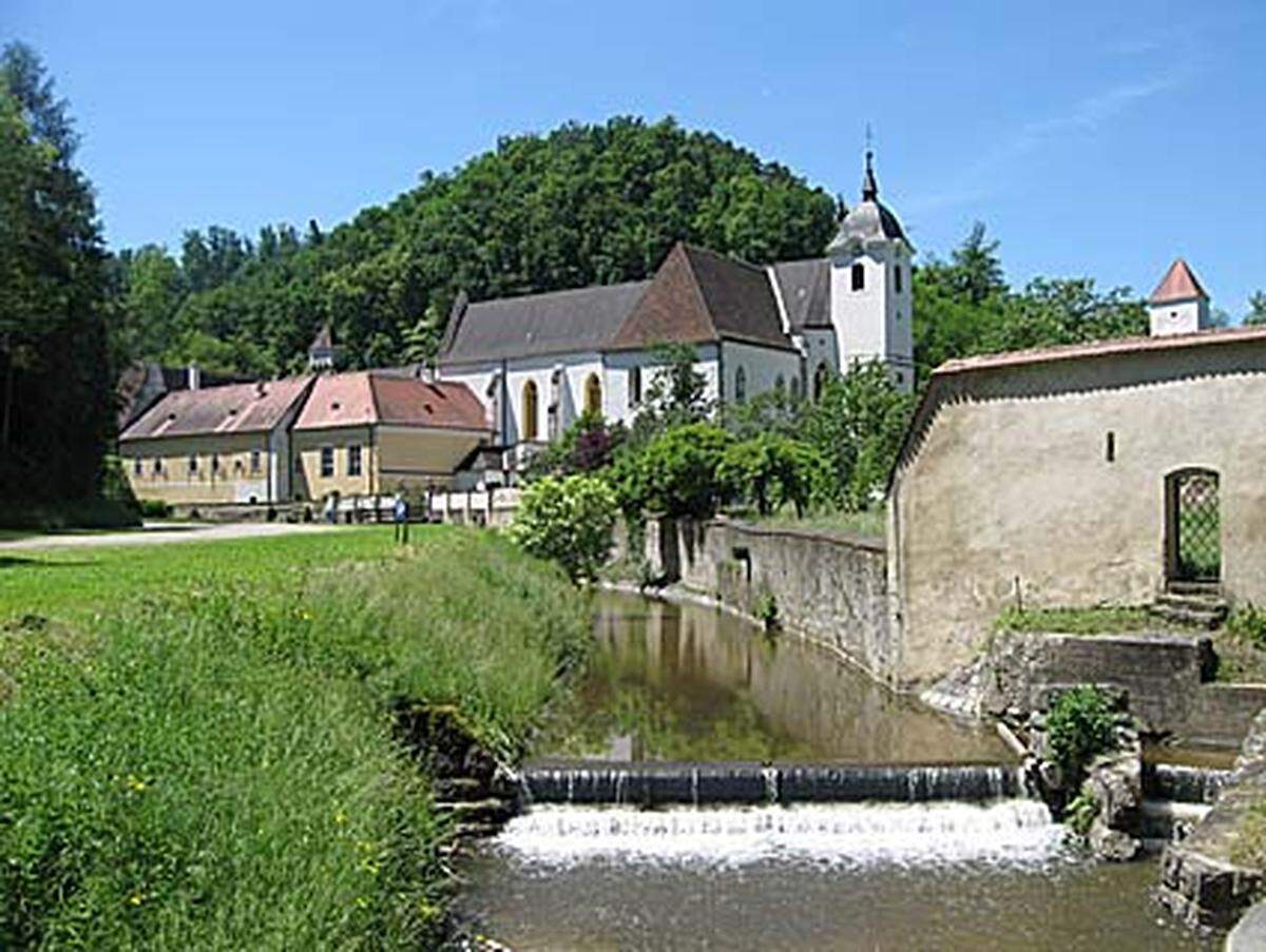 An den Anblick der Donau sollte man sich nicht gewöhnen, denn durch Aggsbach-Dorf und an der Kartause vorbei geht es wieder bergauf in den Dunkelsteinerwald ...