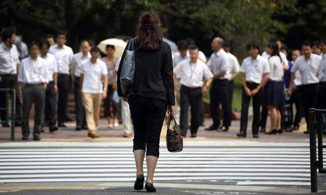 Tokyo´s Last-Train-Home Culture Under Fire As Abe Backs Women