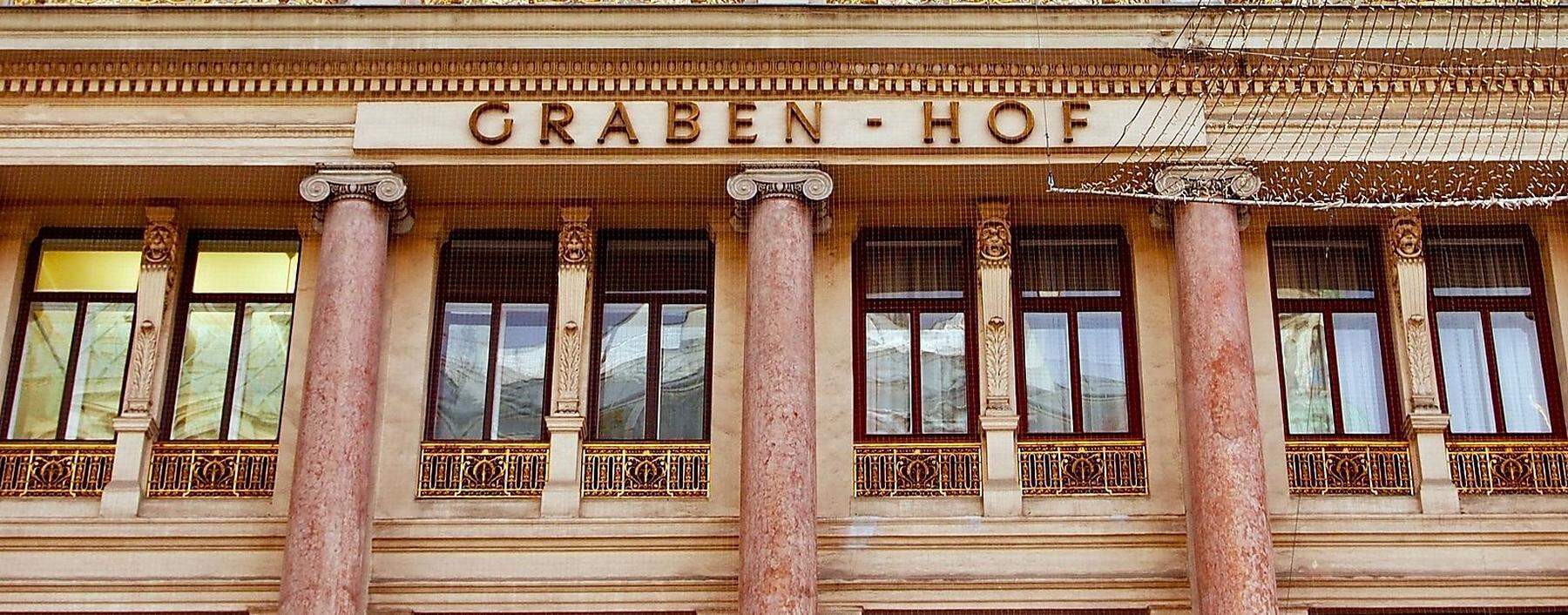 Rote Säulen, goldene Balkone: der Grabenhof im prunkvollen Stil der Gründerzeit.