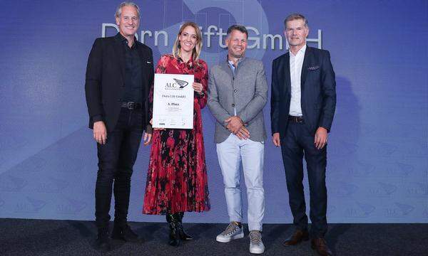 Auszeichnung 3. Platz National tätige Großbetriebe für die Dorn Lift GmbH (v.l.): IV Vorarlberg-Präsident Martin Ohneberg, Dorn Lift-Eigentümerpaar Evelyn und Alexander Dorn und Casino Bregenz-Direktor Bernhard Moosbrugger.