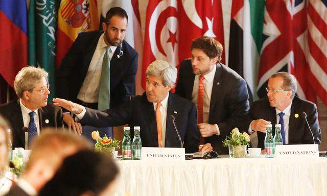 Weltdiplomatie in Wien: US-Außenminister John Kerry (M.) gemeinsam mit Italiens Außenminister, Paolo Gentiloni (l.), sowie dem Sondergesandten für Libyen, Martin Kobler (r.).