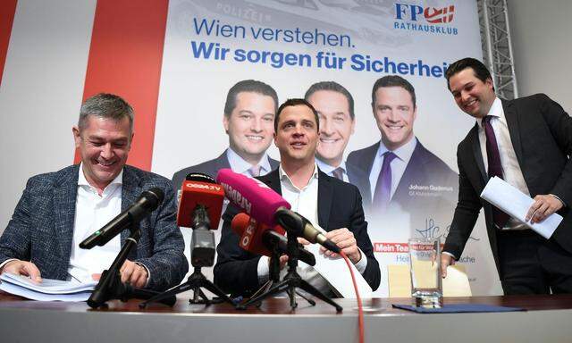 v.l.: Gesundheitssprecher Wolfgang Seidl (FPÖ), FPÖ-Klubobmann Johann Gudenus und FPÖ-Vizebürgermeister Dominik Nepp.