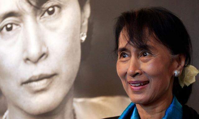 Aung San Suu Kyi  wurde nach einem Militärputsch abgesetzt und festgenommen.