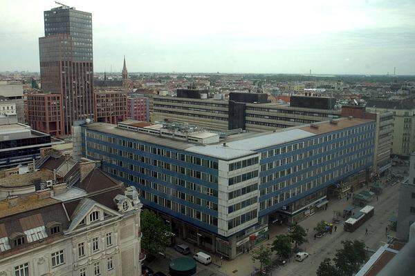 Ab den frühen 90er-Jahren gab es zahlreiche Pläne für eine dichtere Bebauung des Areals in "Wien Mitte". Diesen Namen hat der Bahnhof 1975 bekommen, als auch internationale Zugverbindungen hier hielten. Die Stadtbahnstation behielt ihren Namen "Landstraße", so wie auch die U4- bzw. U3-Station heute noch heißt.Im Hintergrund das Justizzentrum, das 2003 eröffnet wurde.