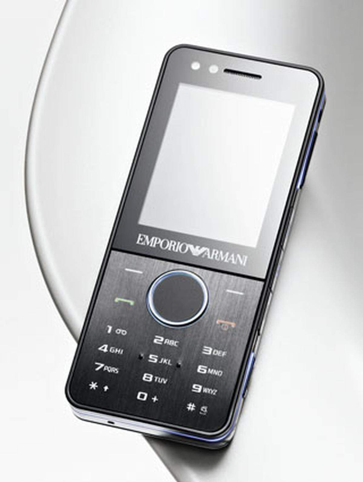 Mit seinen Lichteffekten an der Umrandung zieht das Samsung M7500 im Emporio-Armani-Design alle Blicke auf sich. Neben einer Kamera mit echtem Autofokus wurde auch ein hochwertiger Radioempfänger mit RDS-Anzeige ins Gerät eingebaut. Für einen schnellen Internetzugang sorgt HSDPA 3.6. Zusatz-feature für Audioliebhaber: die integrierte Musikerkennungsfunktion. Rund 180 Euro. www.samsung.at