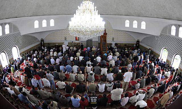 Symbolbild: Gläubige beten in der Moschee in Wien-Floridsdorf