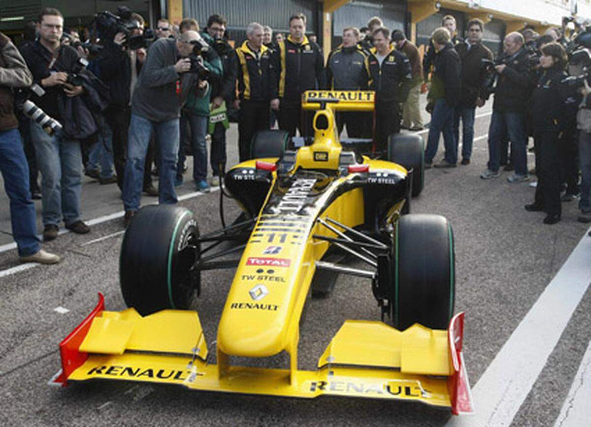 Renault hatte um das zweite Cockpit bis zuletzt ein Geheimnis gemacht. Petrow dürfte das Rennen durch eine kolportierte Mitgift von bis zu 15 Millionen Euro gemacht haben. "Unser Ziel ist es, Renault wieder an die Spitze de Feldes zu führen", erklärte der neue Teamchef Eric Boullier bei der Präsentation. Der V8-Motor des R30 wird auch in den Red Bull-Autos zum Einsatz kommen.