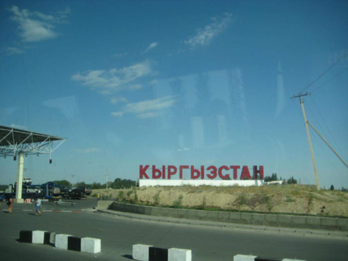 Manche Teilstrecken führen durch den Nachbarstaat Kirgististan (unbürokratisch veranlagte Menschen nennen ihn Kirgistan oder Kirgisien), doch nach langwierigen Grenzkontrollen kehrt man immer wieder nach Kasachstan zurück.