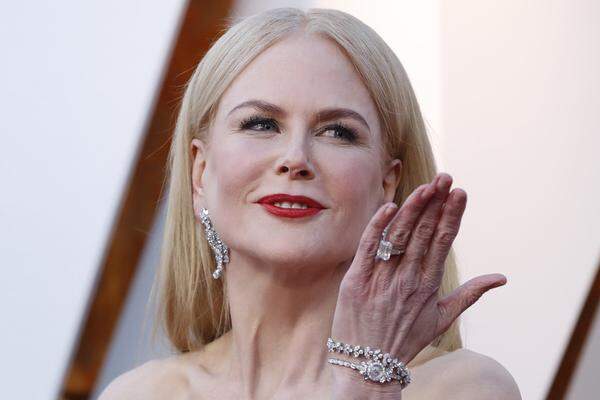 Nicole Kidman schmückte ihr Oscar-prämiertes Haupt dieses Jahr mit Diamant-Schmuck von Harry Winston: Kronleuchter-Ohrringe (23,52 Karat), Armbänder (37,62 Karat bzw. 12,86 Karat) und Ring (4,73 Karat).