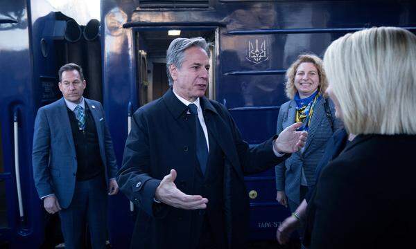 US-Außenminister Antony Blinken wird von der US-Botschafterin Bridget A. Brink in der Ukraine begrüßt