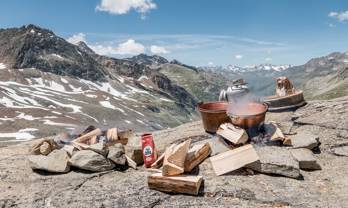 Das Feuer, auf dem Hansjörg Ladurner Rind kocht.