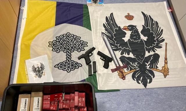 Acht Hausdurchsuchungen, 36 Vernehmungen und große Mengen sichergestellten Materials - wie hier im Bild Insignien des fiktiven „Bundesstaates“, so das Resultat einer Großaktion am Mittwochmorgen. 