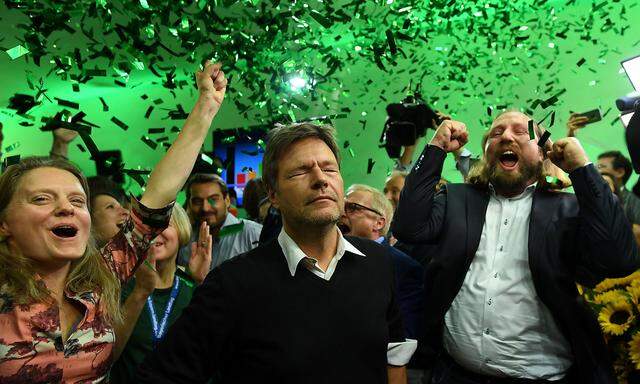 Für die deutschen Grünen stellt sich die Frage: Wie den Schwung erhalten? Im Bild jubeln Henrike Hahn, Robert Habeck und Anton Hofreiter über die bayerischen Ergebnisse der Grünen.