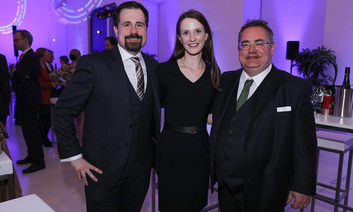 Lukas Trenker (l.) mit Tamara Pfleger und Werner Trenker(Med Trust).