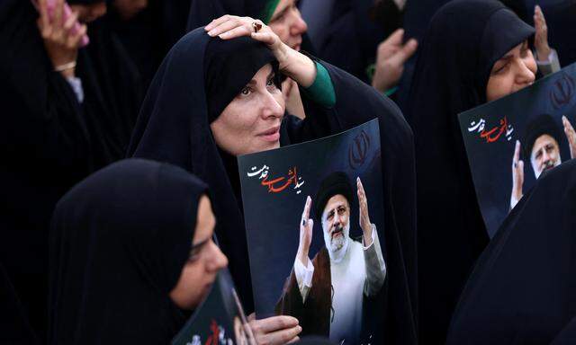 Iranerinnen im Zentrum von Teheran mit Bildern des verunglückten Präsidenten Raisi.