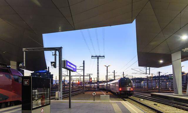 main railway station Hauptbahnhof, passenger, traveller, platform, Railjet train of �BB, futuristic platform roof Wien,