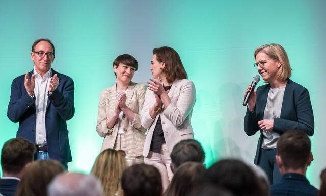 Johannes Rauch, Sigi Maurer, Alma Zadic und Leonore Gewessler beim Bundeskongress der Grünen im April 2022.