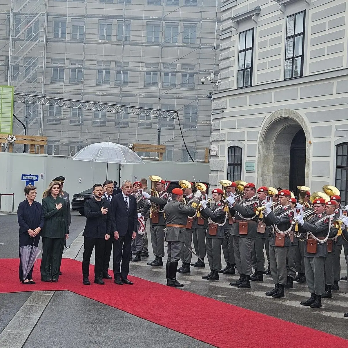 Selenskij arrives in the rain with van der Bellen in the Hofburg – Diepresse.com