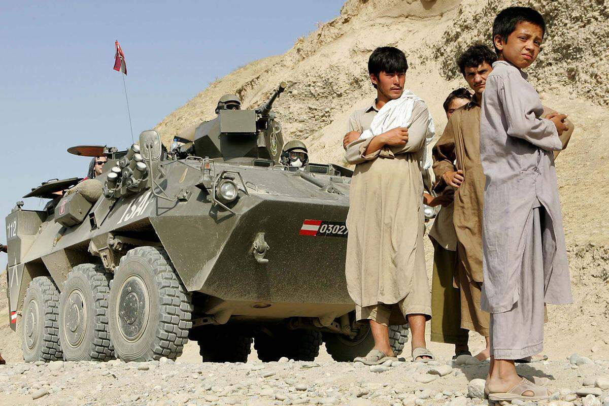 Auch Österreich beteiligt sich am ISAF-Einsatz. Von Februar 2003 bis August 2003 sind 170 Soldaten des Bundesheers am Hindukusch stationiert. Mittlerweile beschränkt sich das rot-weiß-rote Aufgebot auf drei Stabsoffiziere in Kabul.
