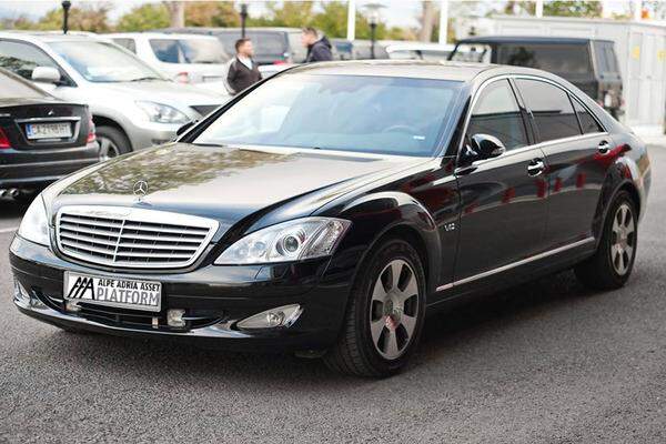 Dieser "Mercedes S 600 L" aus Bulgarien kostet da schon um einiges mehr. Die Hypo will ihn um 139.000 Euro netto an den Mann bringen.