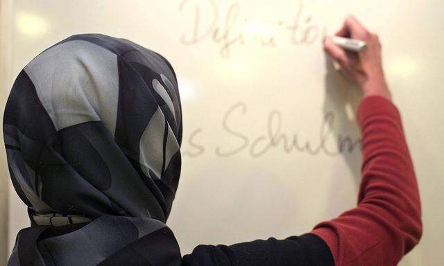 Lehrerin mit Kopftuch in einer deutschen Schule gestelltes Foto Im sogenannten Kopftuchurteil des