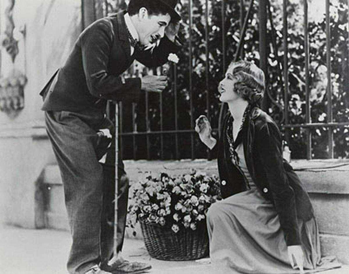 "Nachdem schon 1917 ein Höhepunkt der global grassierenden 'Chaplinitis' erreicht schien, erklomm Chaplins Ruhm in den späten 20er und frühen 30er Jahren endgültig seinen Zenit", so das Filmmuseum. "Wo immer er hinkam, wurde er von Menschenmassen begrüßt."  Im Bild: City Lights, 1931