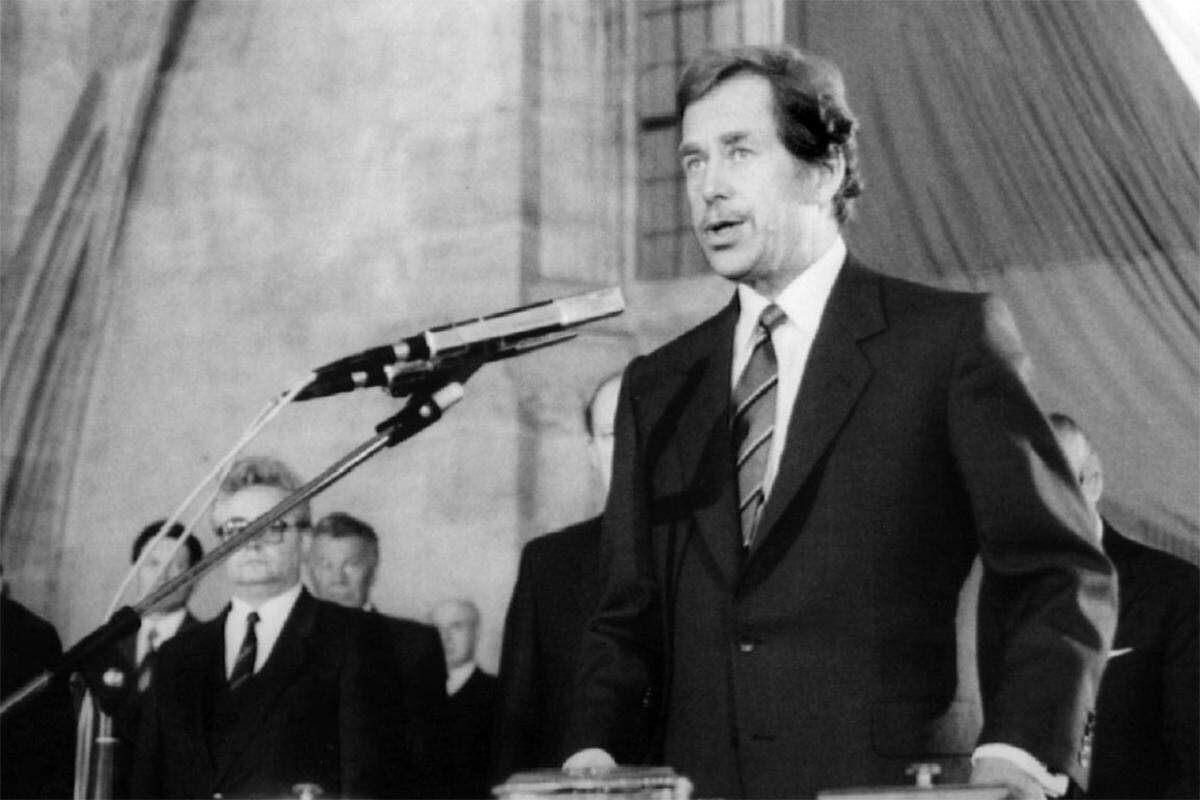 An der Spitze des tschechoslowakischen bzw. tschechischen Staates stand er in den Jahren 1989 bis 2003 - mit einer mehrmonatigen Pause 1992/1993, als der gemeinsame föderative Staat der Tschechen und Slowaken zerfiel. Havel bei seiner Vereidigung am 29. Dezember 1989 in Prag zum Präsidenten der Tschechoslowakei . 