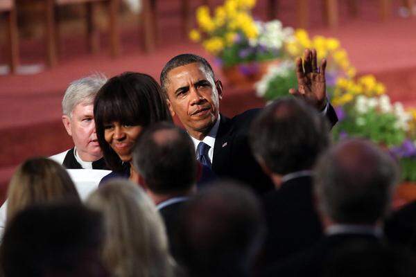 Donnerstag, 18. April: Präsident Obama ruft seine Landsleute bei einem Trauergottesdienst in Boston auf, dem Terror zu trotzen. Die Polizei veröffentlicht Fotos zweier verdächtiger Männer, die noch nicht identifiziert seien, und bittet die Bevölkerung um Mithilfe. Die kurz vor dem Anschlag am Tatort aufgenommenen Fotos zeigen zwei junge Männer in dunkler Kleidung mit Rucksäcken.