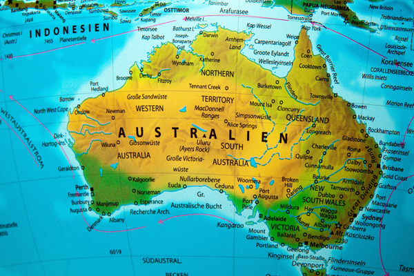 Für Inländer gilt der Numerus Clausus, Ausländer sind als Geldquelle gern gesehen. Die von den Unis autonom festgelegten Gebühren sind für Ausländer mehr als doppelt so hoch als für Australier. Für die gilt eine Obergrenze zwischen 3100 und 6400 Euro pro Semester, die vorerst der Staat übernimmt. Erst ab einem Jahreseinkommen von 32.000 Euro werden Rückzahlungen fällig.